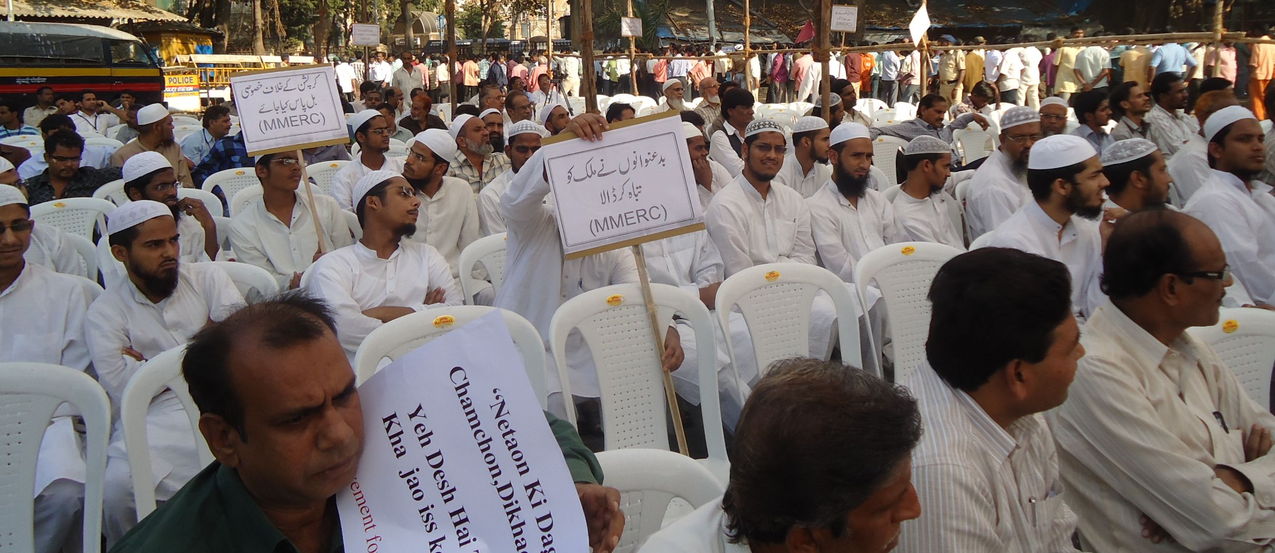 StudentsofmadrasasandulamaparticipatingintheagitationagainstcorruptioninMumbaion23rdDec10